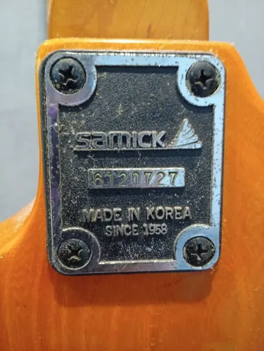 Guitarra coreana SAMICK, ponte FLOYD ROSE.