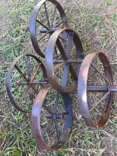 Rodinhas antigas de ferro maciço