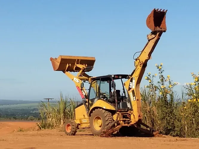 Retroescavadeira Caterpillar 2007