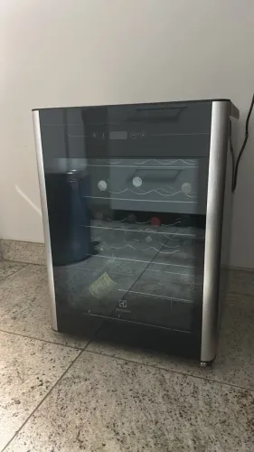 Adega Climatizada Electrolux com Painel Touch - Excelente Estado
