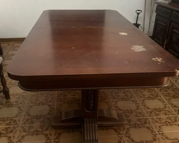 Mesa de jantar colonial com 8 lugares
