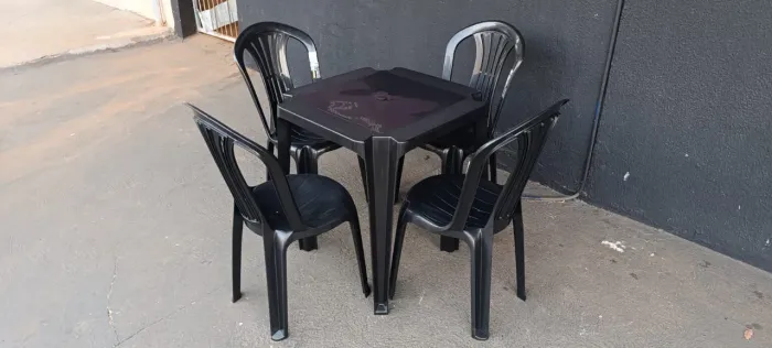 Jogo de mesa e cadeiras plástica cor preta
