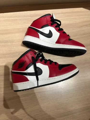 Air jordan 1 mid chicago