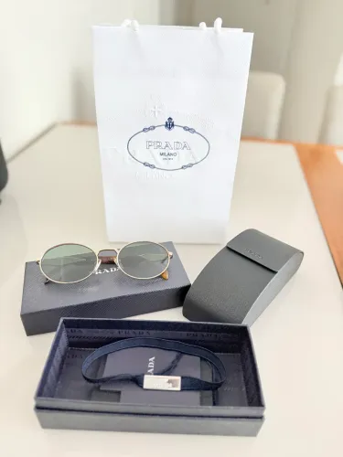 Óculos de Sol Prada Eyewear Collection Original Novo Armação Dourada e Lente Verde