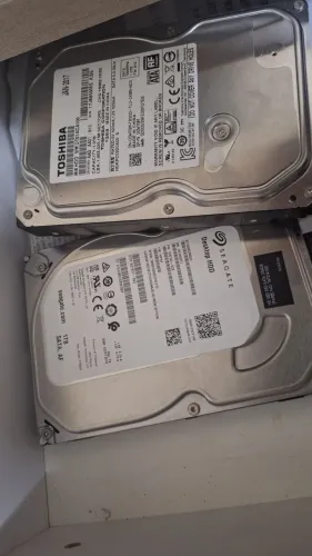 2hd 1tb cada um toshiba e seagate 
