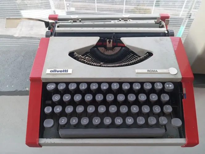 Máquina de escrever portátil, Olivetti Roma