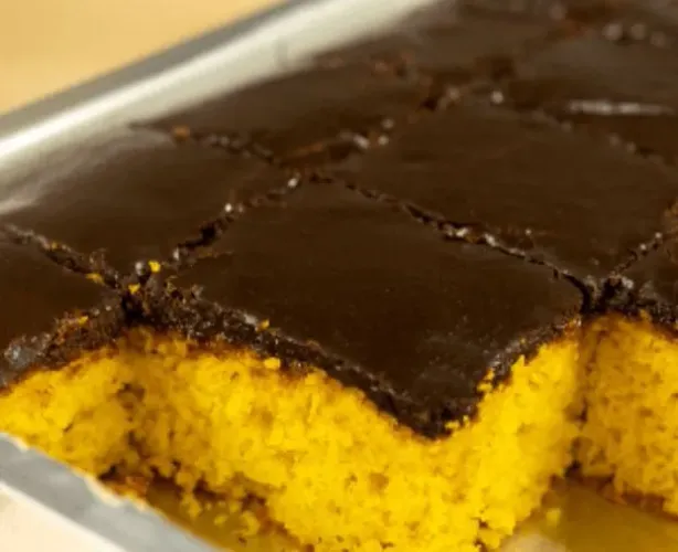 Bolo de cenoura e torta caseira.