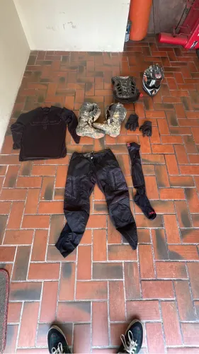 Roupa, bota e capacete trilha ou motocross