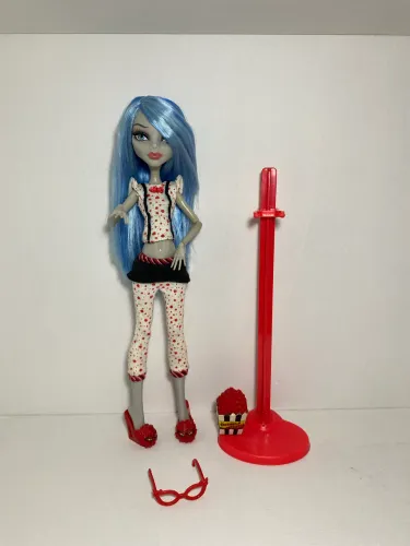 Ghoulia Yelps - Dead Tired