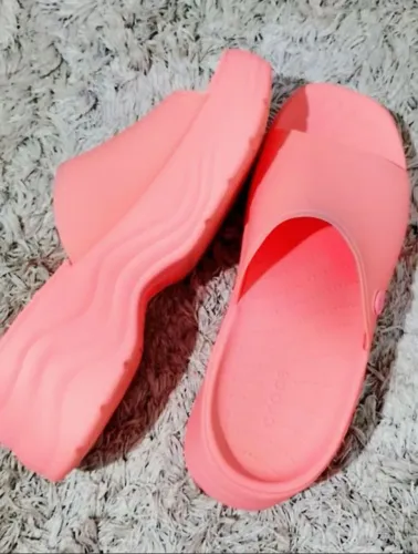 crocs skyline slide guava 37