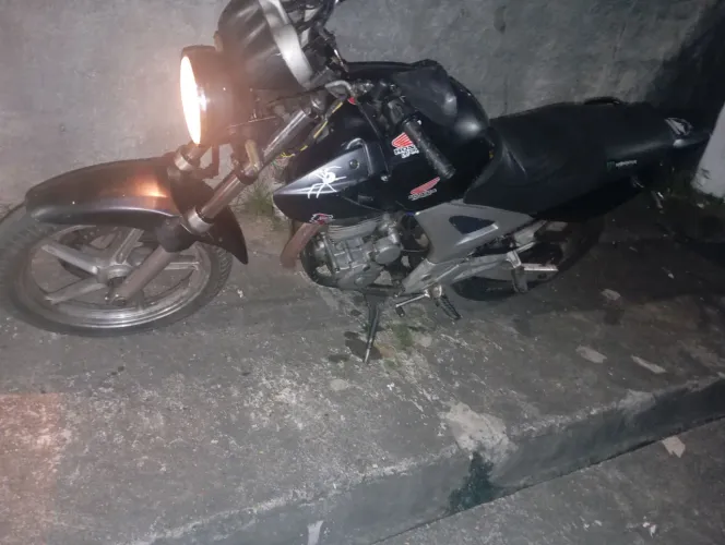 Vendo essa moto CBX 250 Twister, tenho documento de roda pra vc que quer saí da pernada