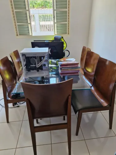 Mesa com tampo em vidro