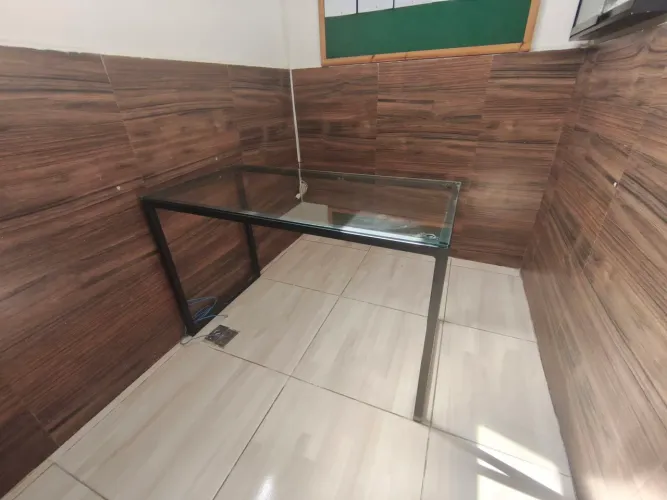 Mesa de Metalon com tampo de vidro