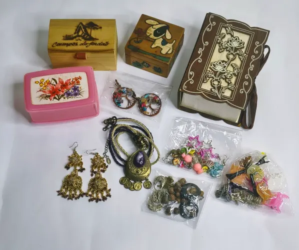 Lote de Bijuterias e porta jóias