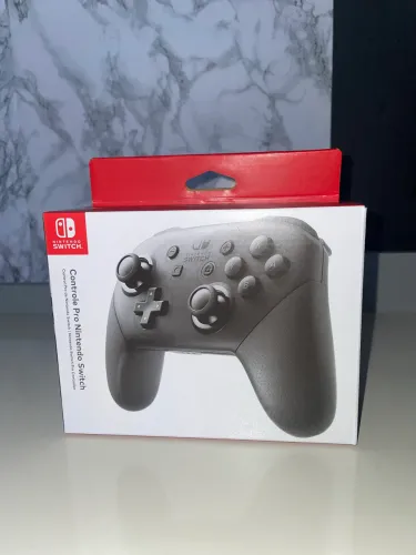 Este é um controle Nintendo Switch Pro Controller sem fio preto.