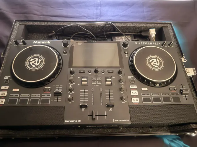 Vendo Controladora Numark Mixtream Pro Plus