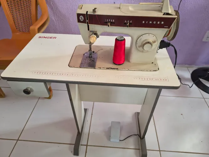 Máquina de costura Singer 248 com mesa valor negociável