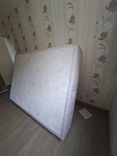 Box casal padrão com pés madeira!<br>150,00