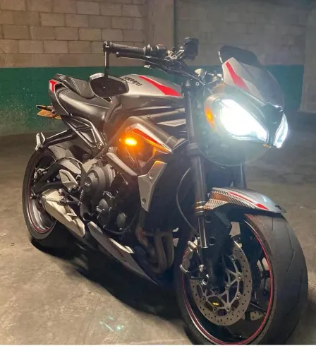Street triple 765 impecavelmente