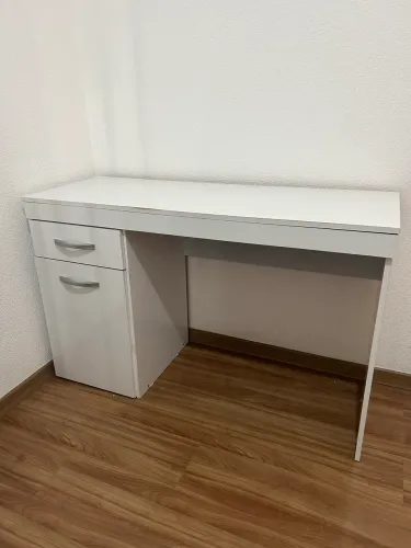 Escrivaninha (mesa) branca com gaveta e porta