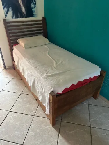 Cama com cabeceira e guarda colchão