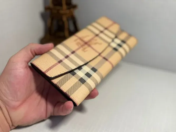 CARTEIRA FEMININA BURBERRY PREMIUM AAA OFF ROSÉ ITALY XADREZ BEGE AAA TOP