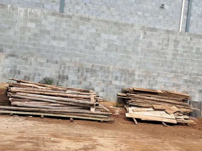 Pontalete e tabua e sarrafos para Obras.
