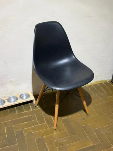 Cadeira Eames / Eiffel preta com pés amadeirados