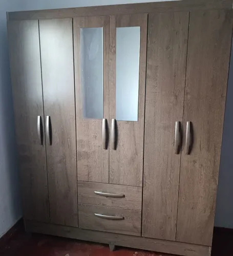 Guarda roupa semi novo