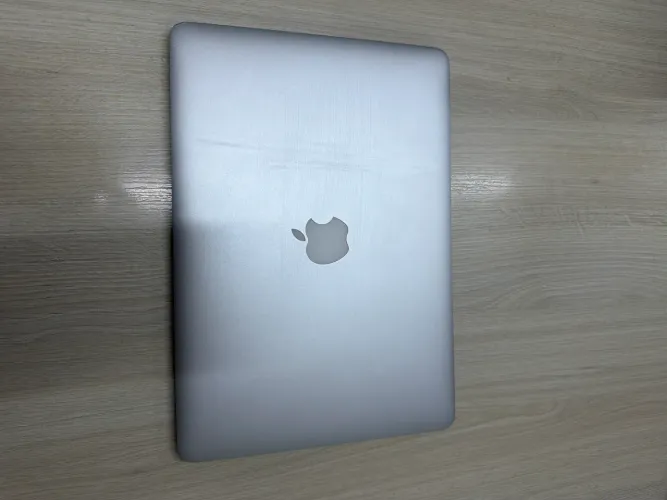 MacBook Air 13" (2015) - i5 / 8GB RAM / SSD 256GB / Bateria 39 Ciclos