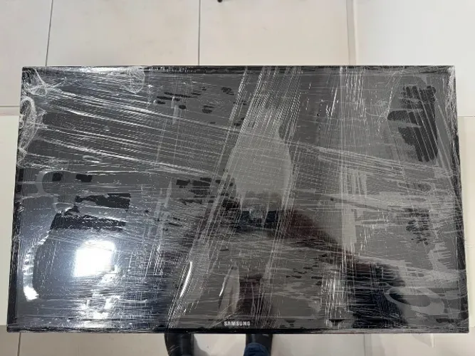Tv samsung 32 polegadas com uma lista fina na tela