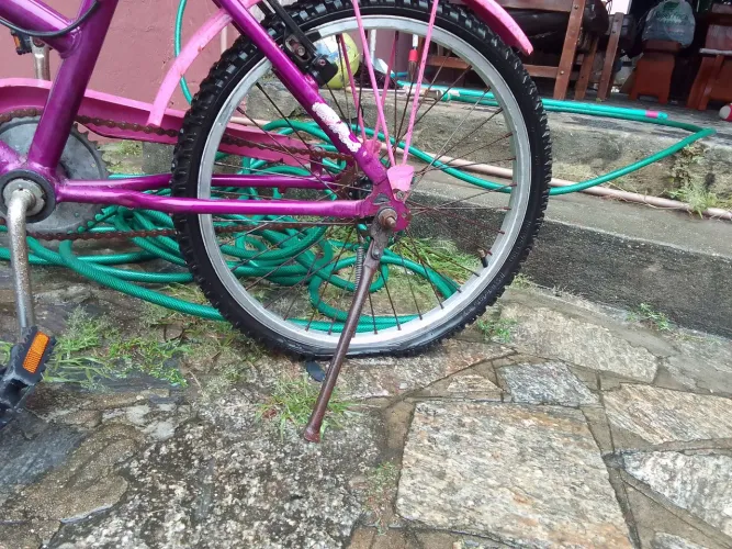 Bicicleta antiga um pouco desgastada