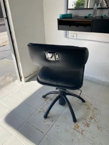 Cadeira De Cabeleireiro Hidráulica Dompel Futura Preto