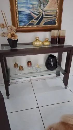 Conjunto de aparador e mesa de canto