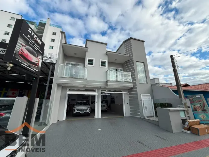 Casa Triplex à venda, com 03 dormitórios sendo 01 suíte, no bairro Dom Bosco - Itajaí/SC