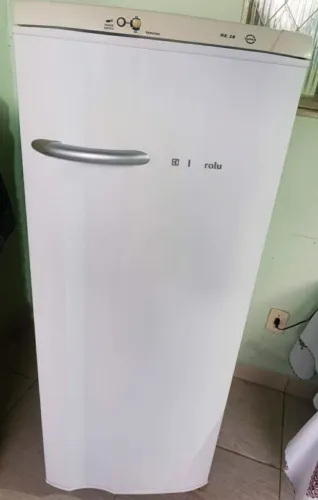Geladeira funcionando tudo eletrolux
