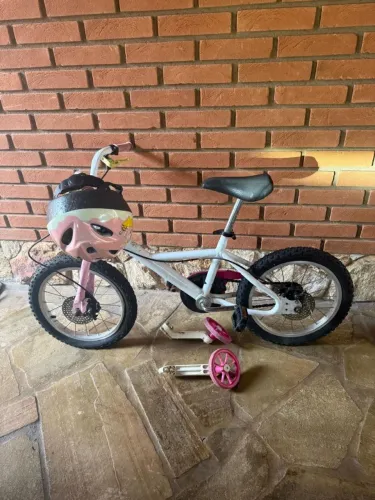 BICICLETA BTWIN COM CAPACETE