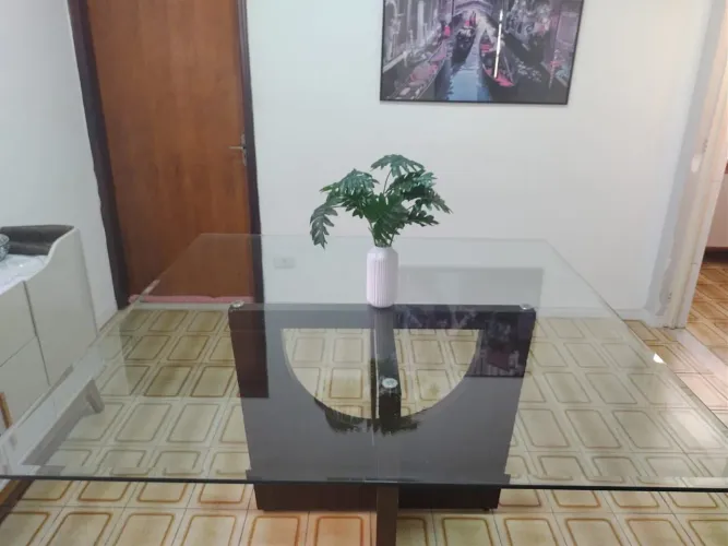Mesa de vidro em bisôte 