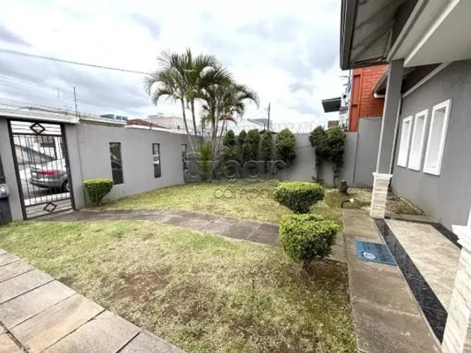 Casa térrea de 4 quartos, sendo 2 suíte em Canoas.