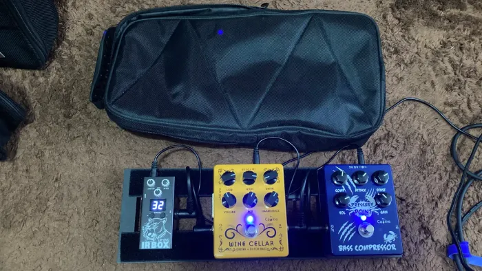 Pedalboard Para Baixo Completo (Compressor + Pré/DI + IR Box + Fonte + Bag)
