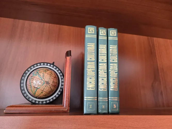 Vendo enciclopédia cultural - 3 volumes- bom estado de conservação.