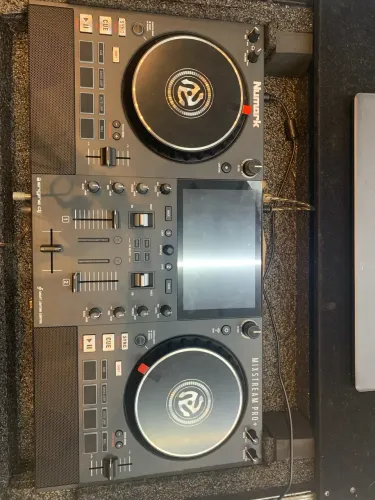 Controladora numark, já vai com a case e um tripé pra colocar o case com a controladora!