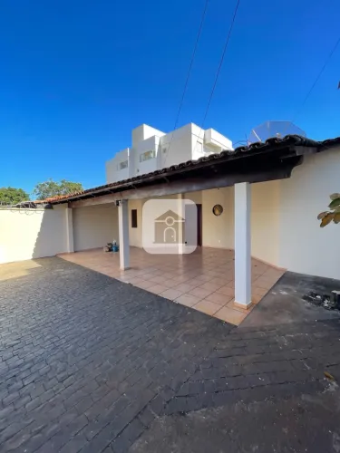 Casa para locação no bairro Santa Monica