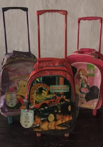 Mochila escolar de rodinhas (às três pôr 100)