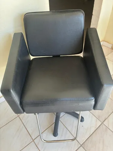 Cadeira Profissional para Salão / Barbearia Giratória 