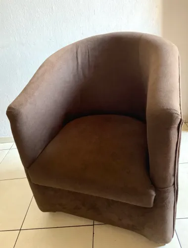 Poltrona de madeira maciça em tecido suede na cor marrom, suporta até 200 kg