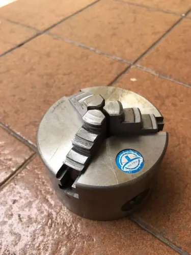 Vendo placa para torno universal, com 3 castanhas, 80mm. Acompanha Kit com peças