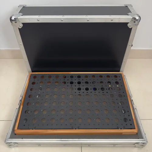 Pedal Board Hands com case