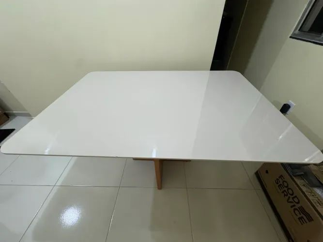 Mesa tampo de vidro com pés em madeira maciça