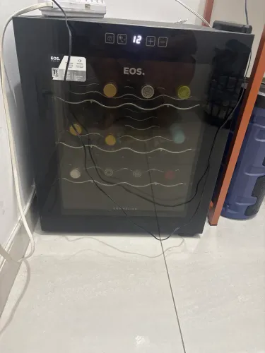 Vendo adega com vinhos importados